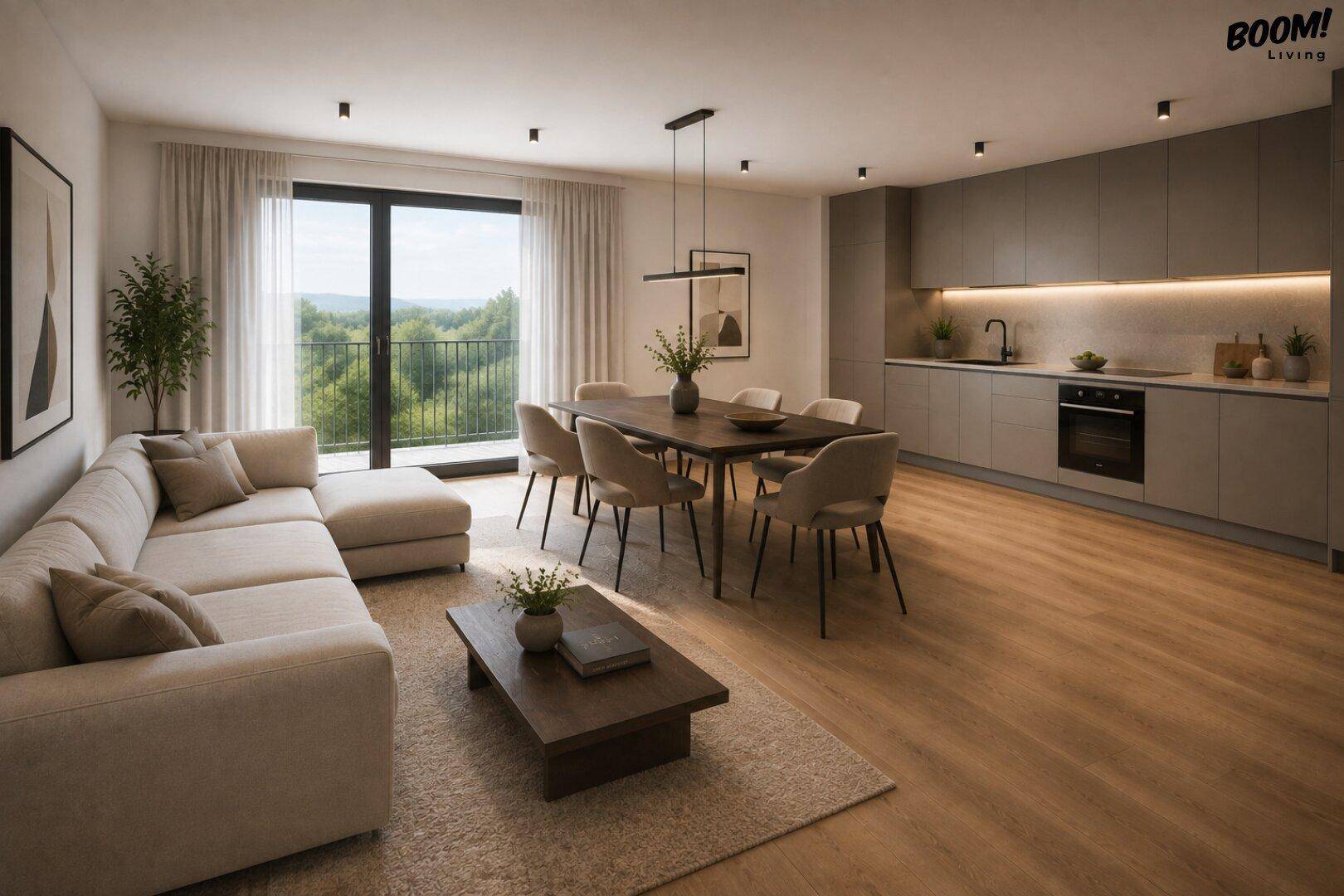 Heller offener Wohn-Essbereich mit integrierter Küche, Holzboden und Zugang zum Balkon.
