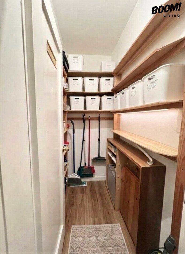 Praktische Speisekammer mit Holzregalen und ausreichend Stauraum für Haushaltsartikel.