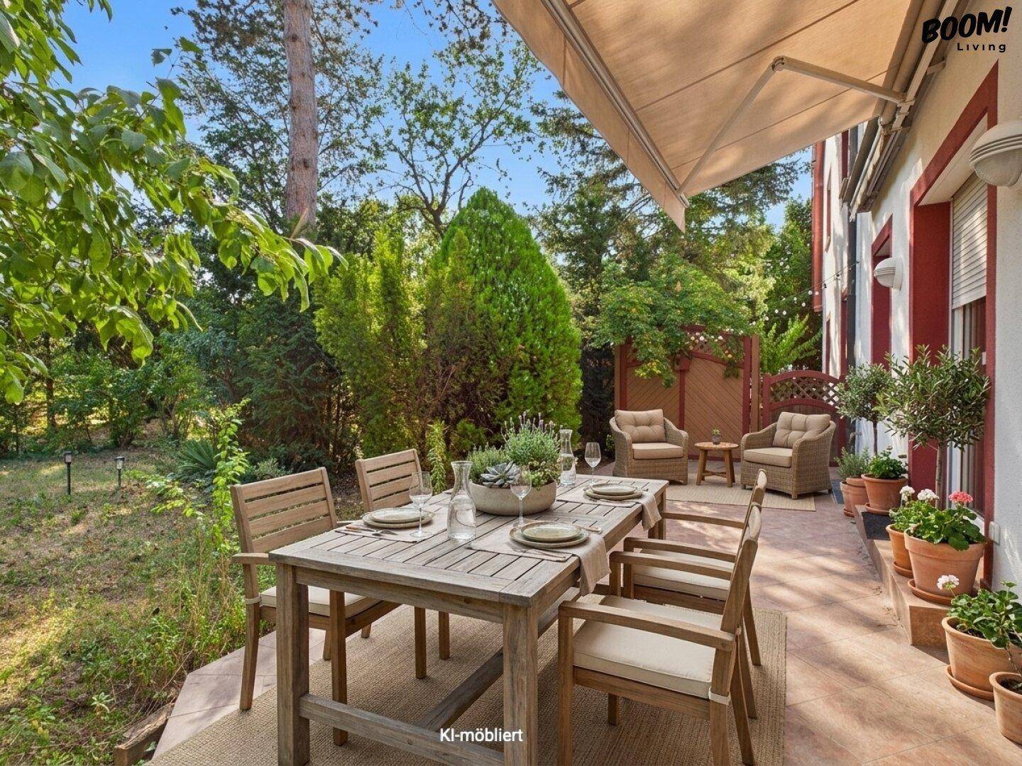 Gemütliche Terrasse mit Esstisch und Loungemöbeln, umgeben von üppigem Grün.