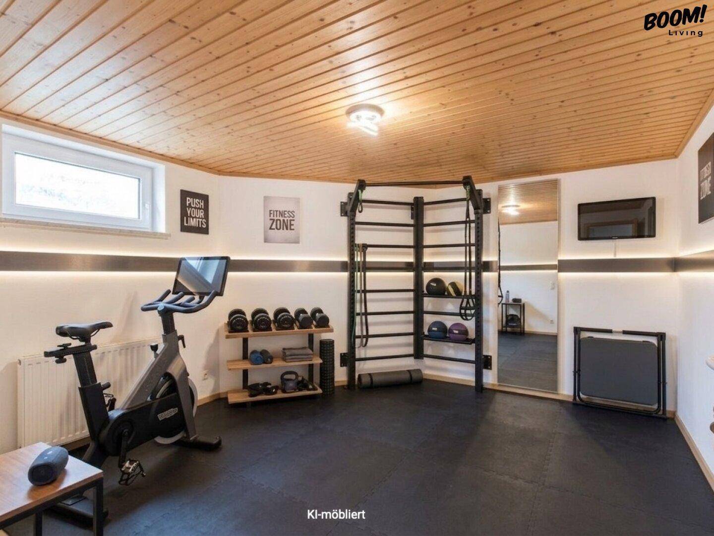 Moderner Fitnessraum im Untergeschoss mit Trainingsgeräten, Spiegel und Holzdecke.