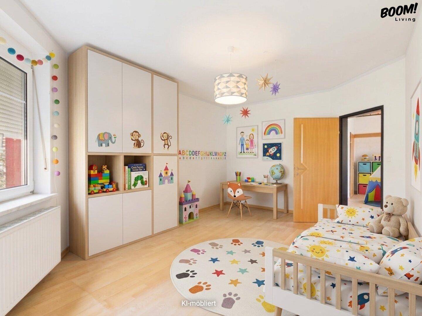 Freundliches Kinderzimmer mit Holzboden, bunten Dekorationen und viel Stauraum für Spielzeug.