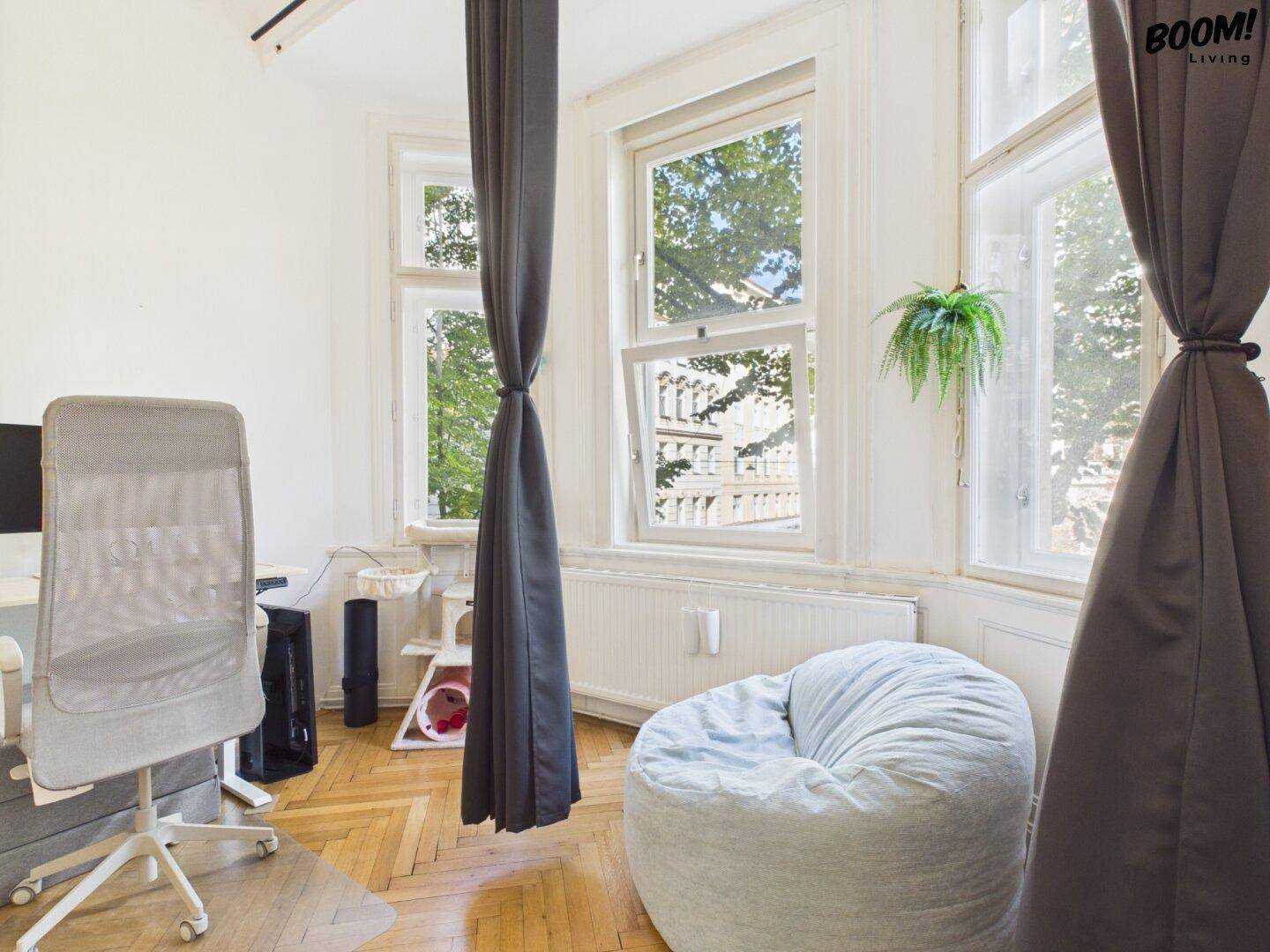 Gemütliche Fensternische im Arbeitszimmer mit Sitzsack und Blick auf die Umgebung.