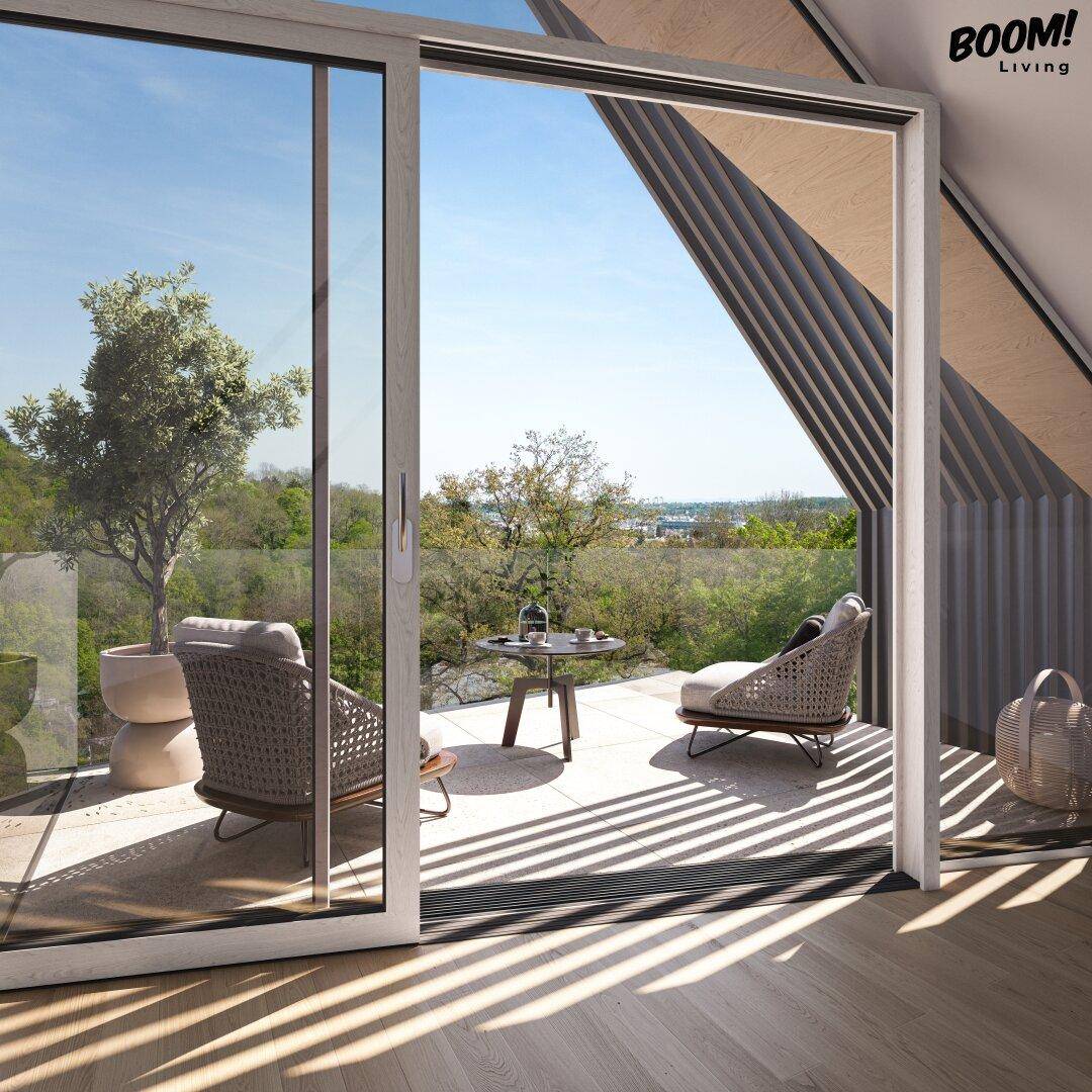 Große Glasschiebetür öffnet sich zu einer sonnigen Terrasse mit Sitzgelegenheiten und Weitblick.