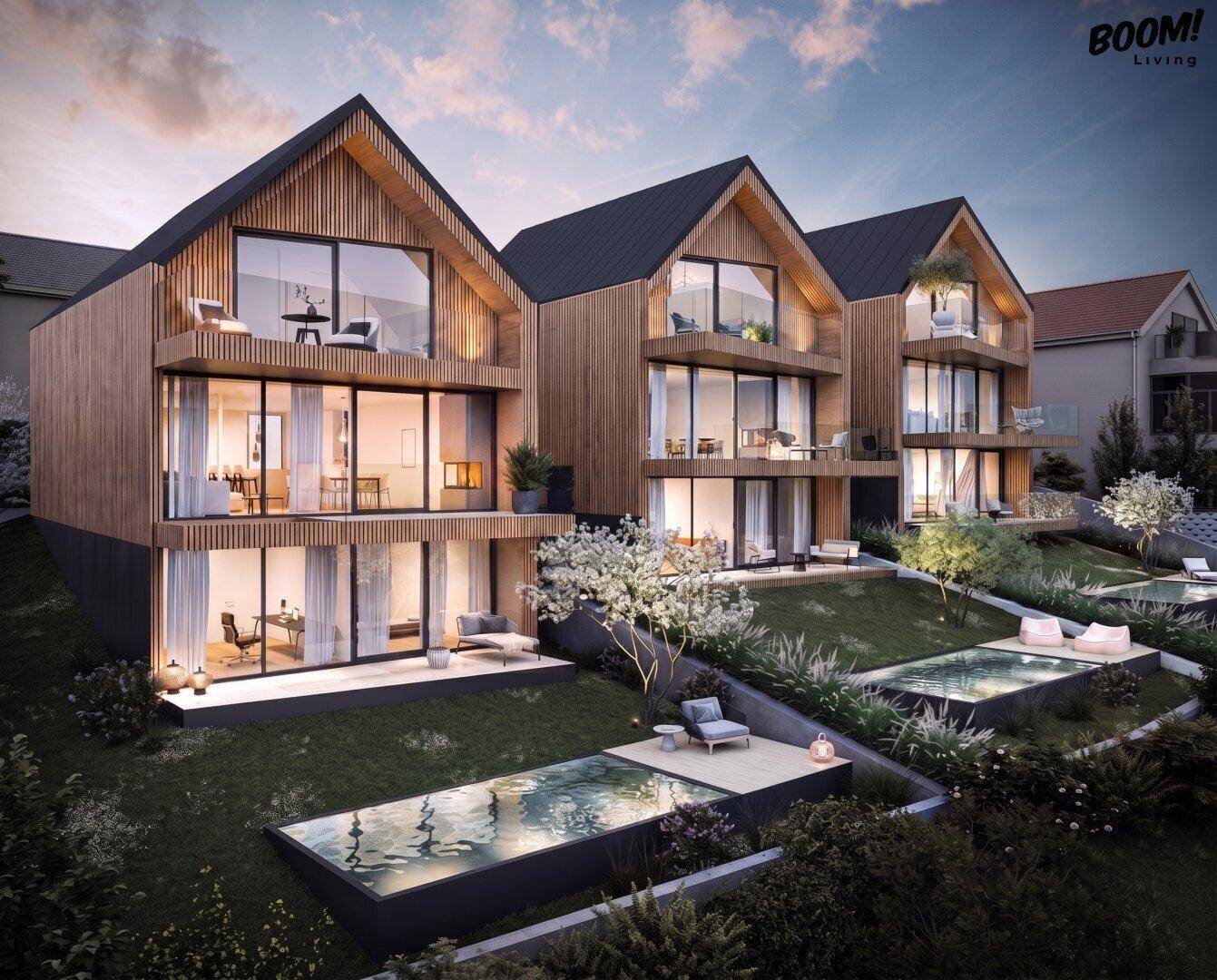 Moderne Wohnanlage mit Holzfassaden, Balkonen und privaten Pools in einer grünen Umgebung.
