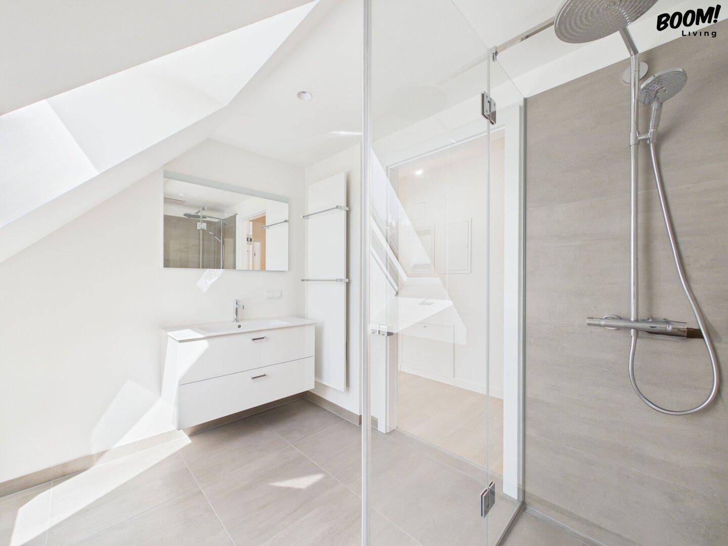 Modernes Badezimmer mit großer begehbarer Dusche und Regendusche.