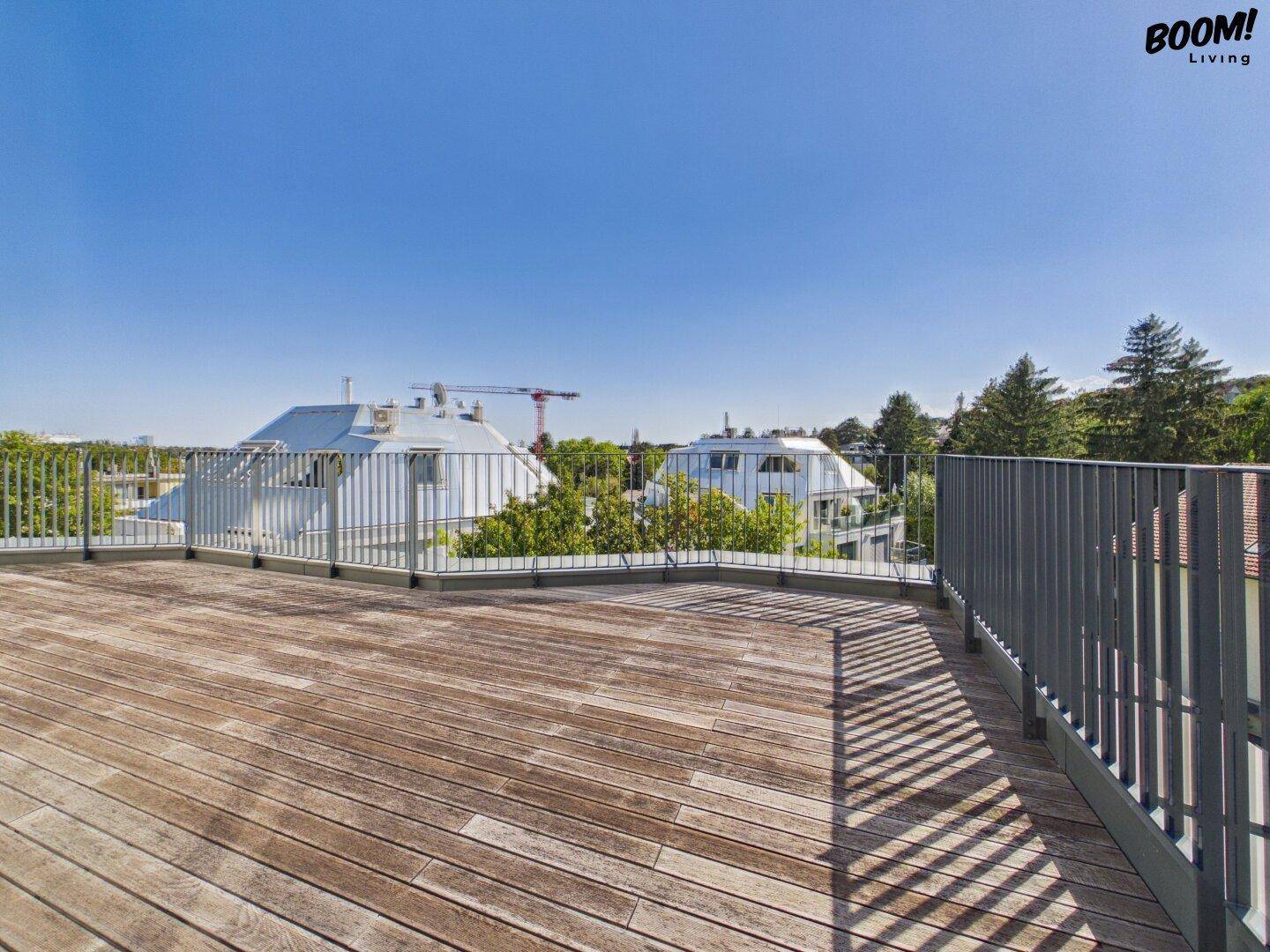 Große Dachterrasse mit Holzboden und weitem Blick über die Umgebung.