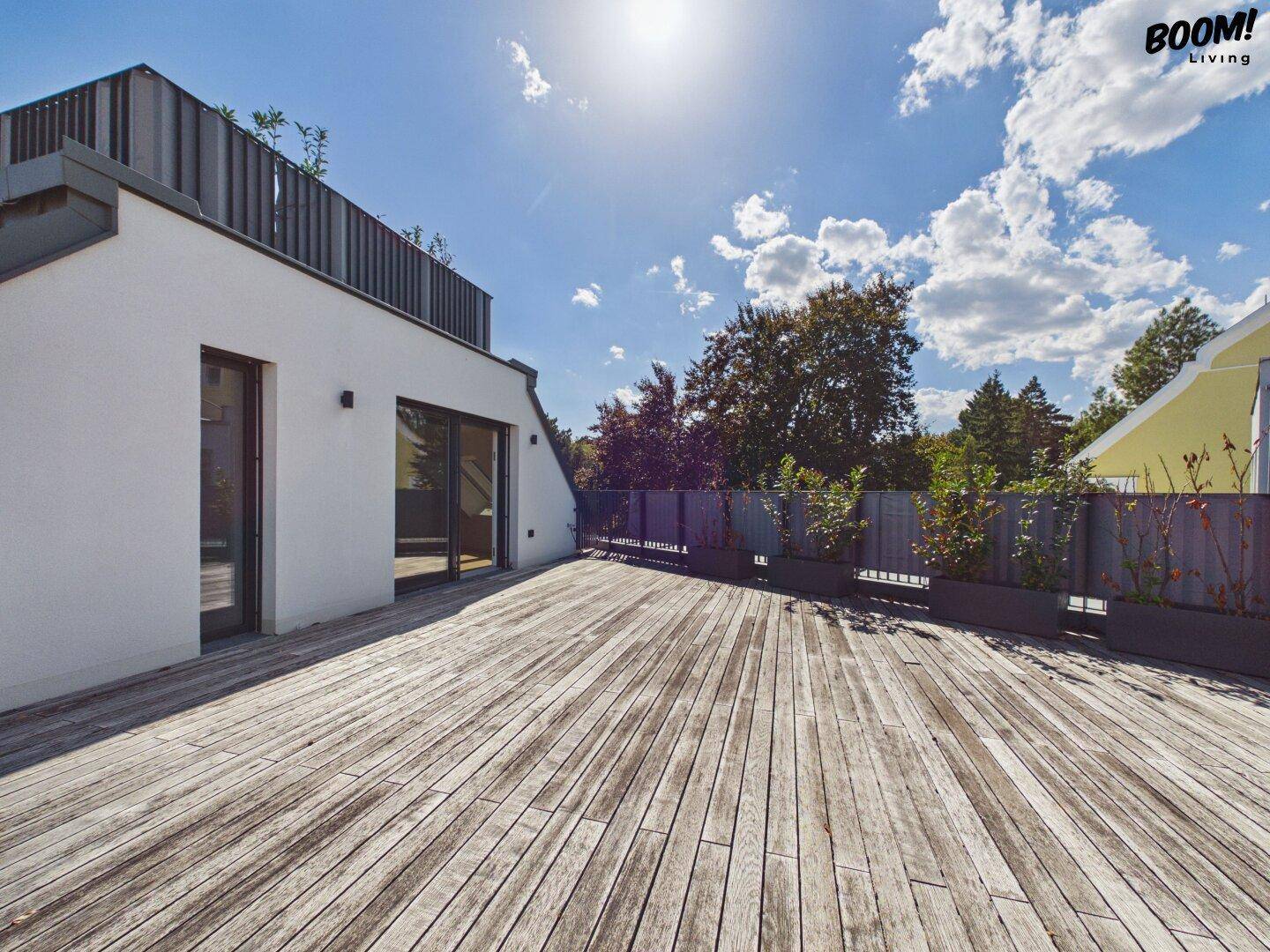 Weitläufige Dachterrasse mit Holzboden und viel Platz für individuelle Gestaltung.