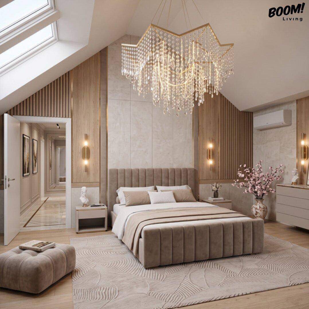 Luxuriöses Schlafzimmer mit großem Bett, Kronleuchter und Dachfenstern.