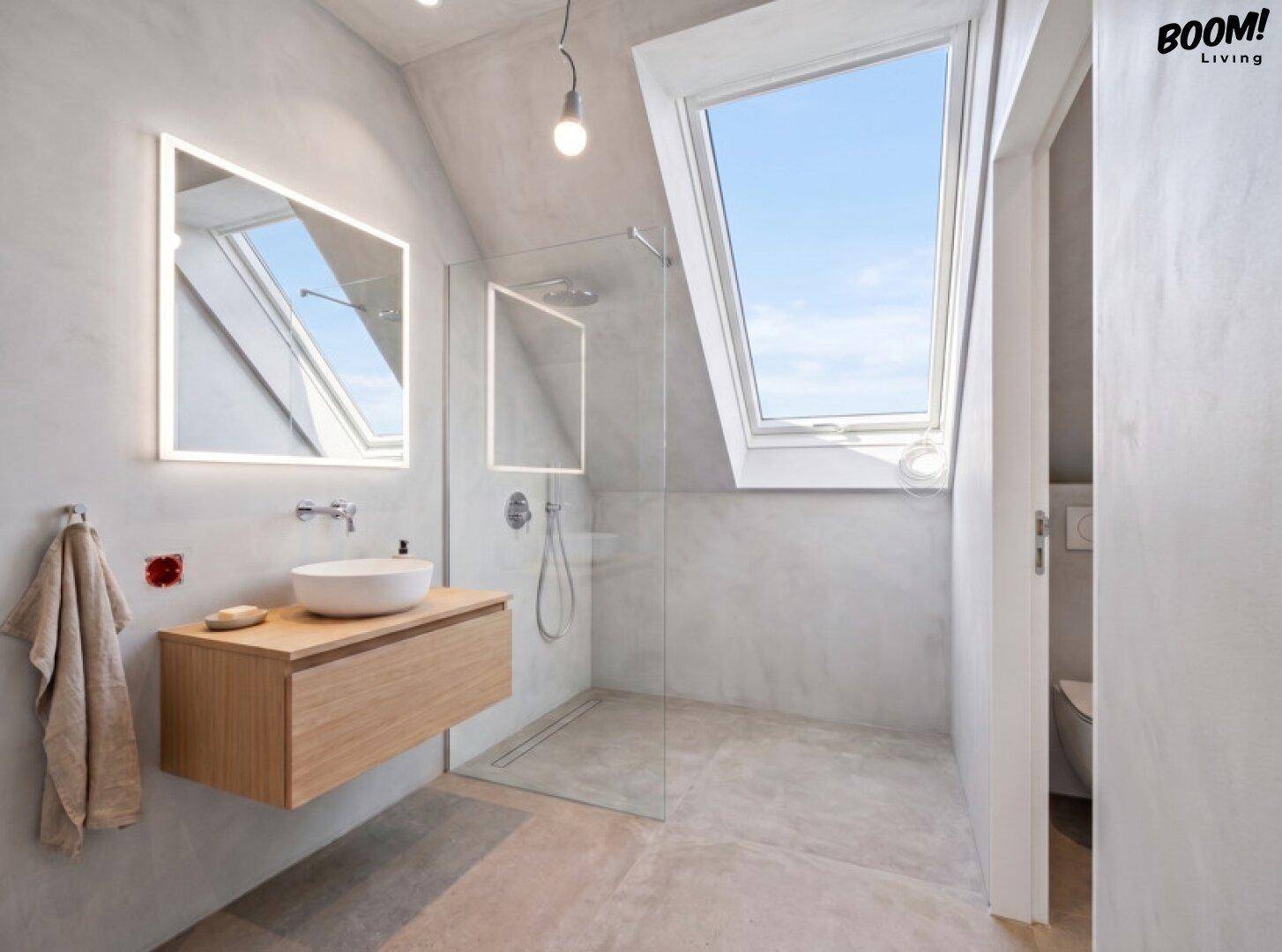 Modernes Badezimmer mit begehbarer Dusche, Dachfenster und schwebendem Waschtisch.