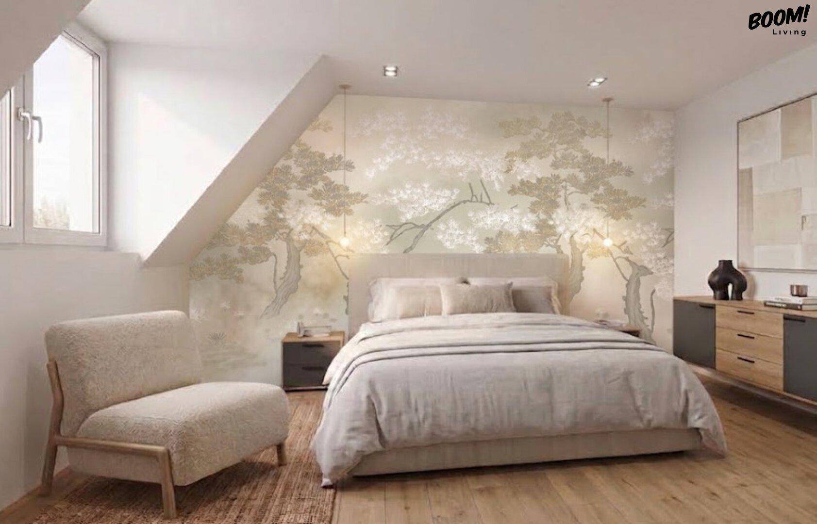 Helles Schlafzimmer mit Dachschräge, Holzboden und dekorativer Wandtapete.