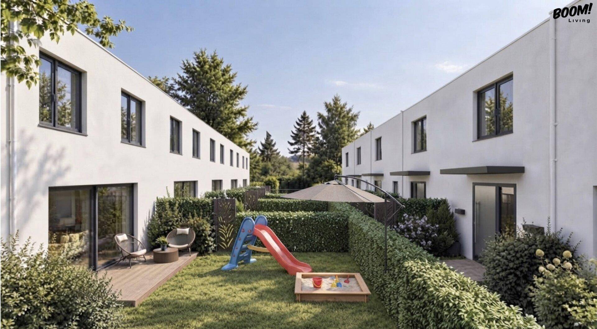 Hinterhöfe der Reihenhäuser mit Holzterrasse, Rasenfläche und Spielgeräten für Kinder.