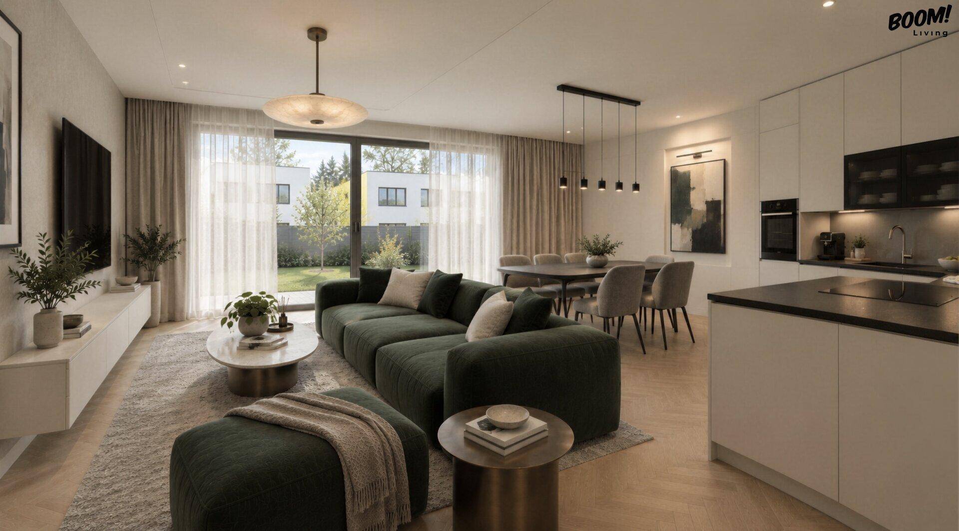 Offener Wohn- und Essbereich mit moderner Küche, großem Sofa und direktem Zugang zum Garten.