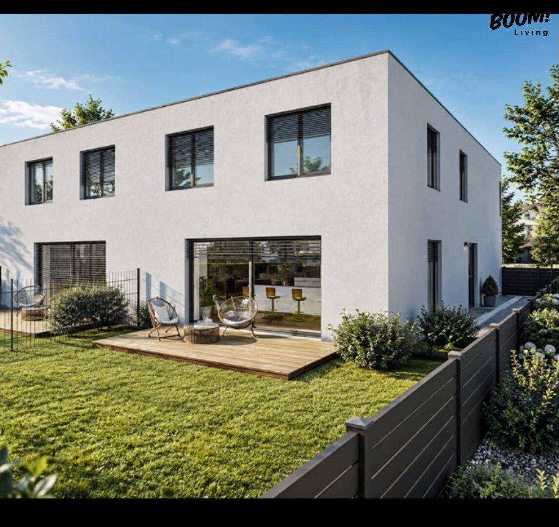 Modernes Einfamilienhaus mit großer Holzterrasse und weitläufigem Rasenbereich im Garten.