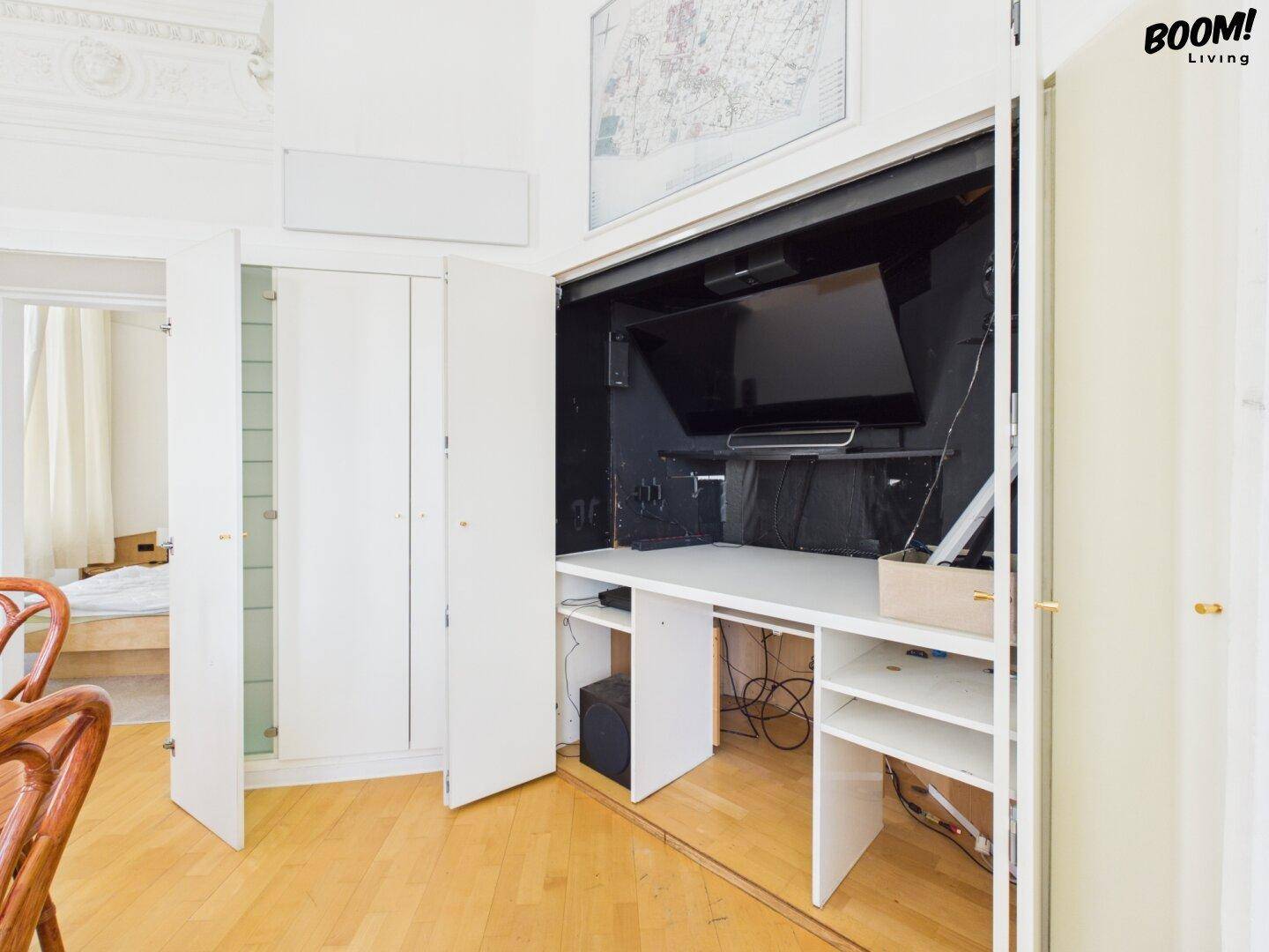 Integrierter Arbeitsbereich in einem Schrank mit Monitor und Schreibtisch.