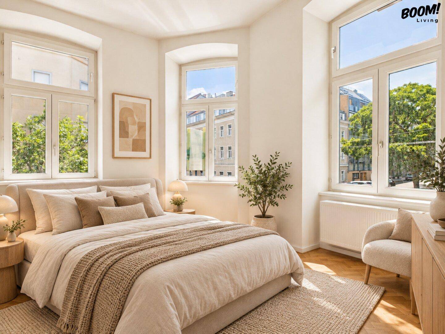 Helles Schlafzimmer mit großem Bett, Fischgrätparkett und Blick auf die Stadt.