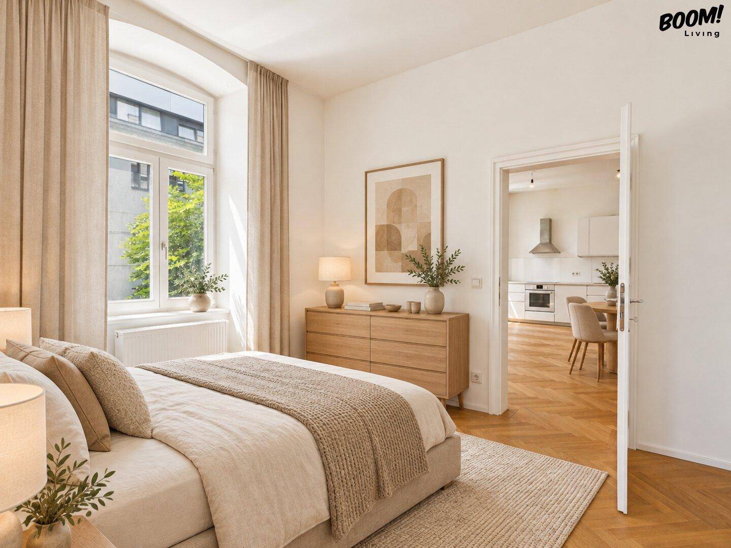 Gemütliches Schlafzimmer mit Zugang zum offenen Wohnbereich und Blick ins Grüne.