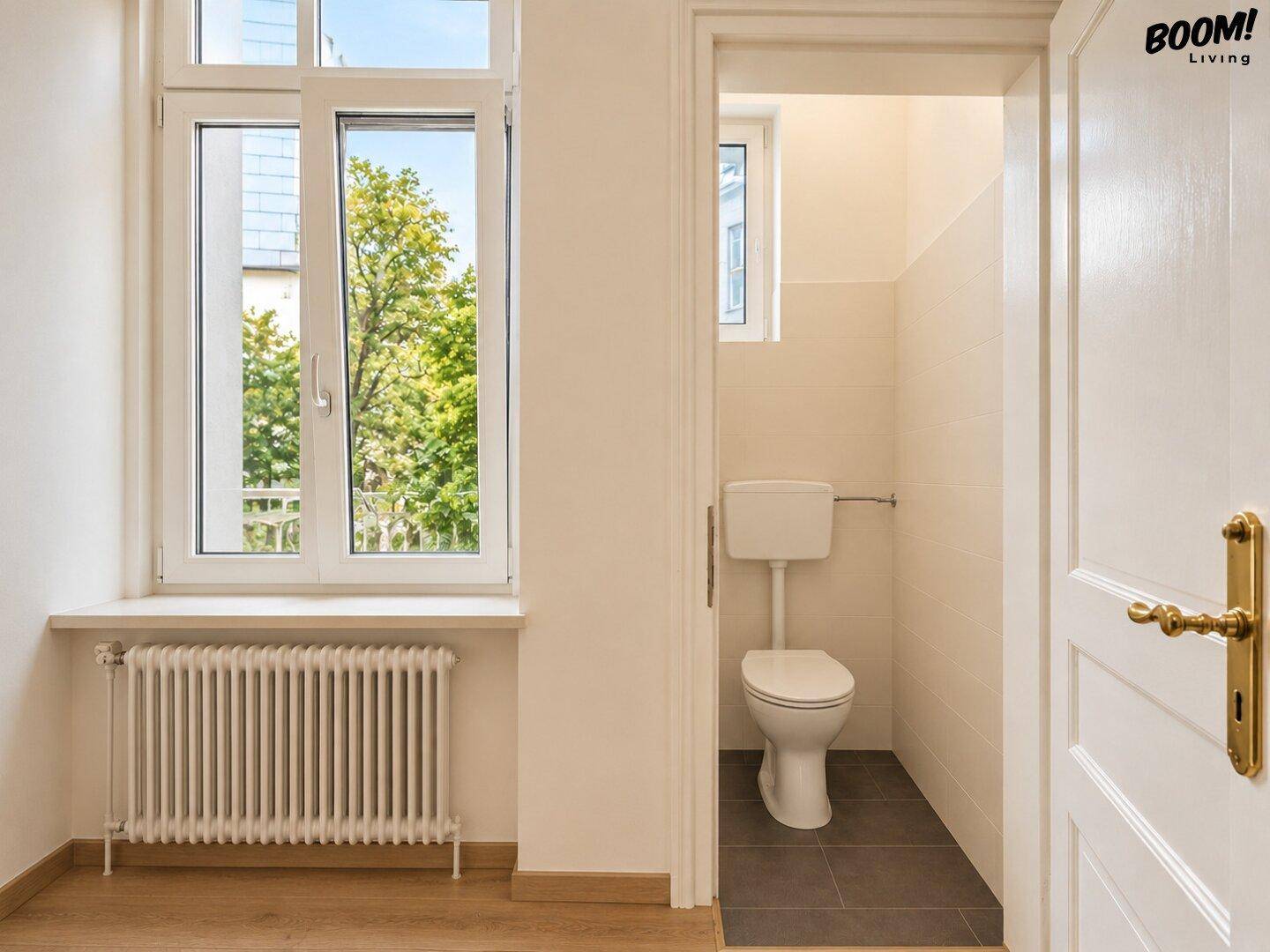 Separates WC mit Fenster und einfacher Ausstattung, hell und funktional gestaltet.