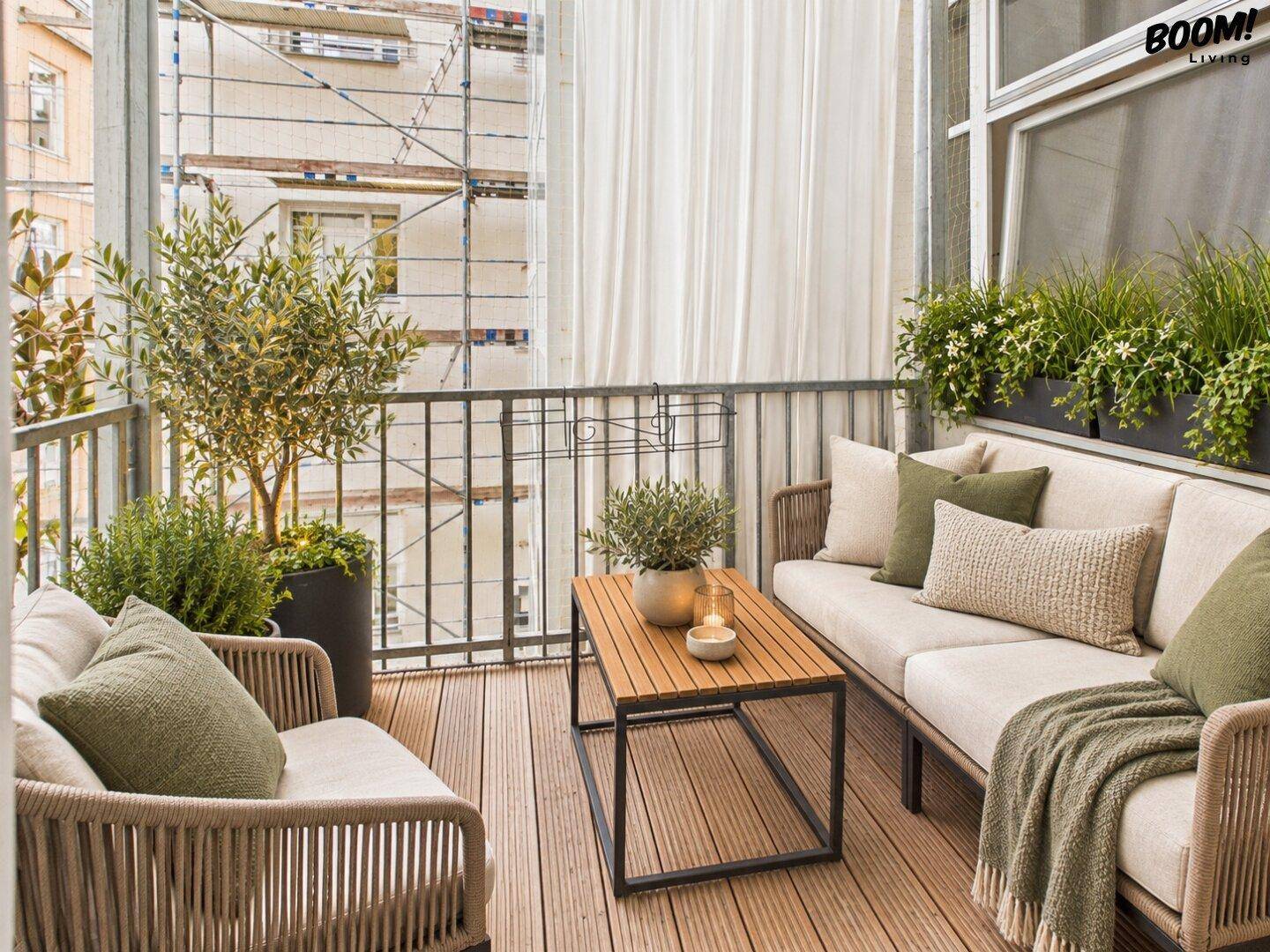 Gemütlicher Balkon mit Holzfußboden, Sitzgelegenheiten und Pflanzen.