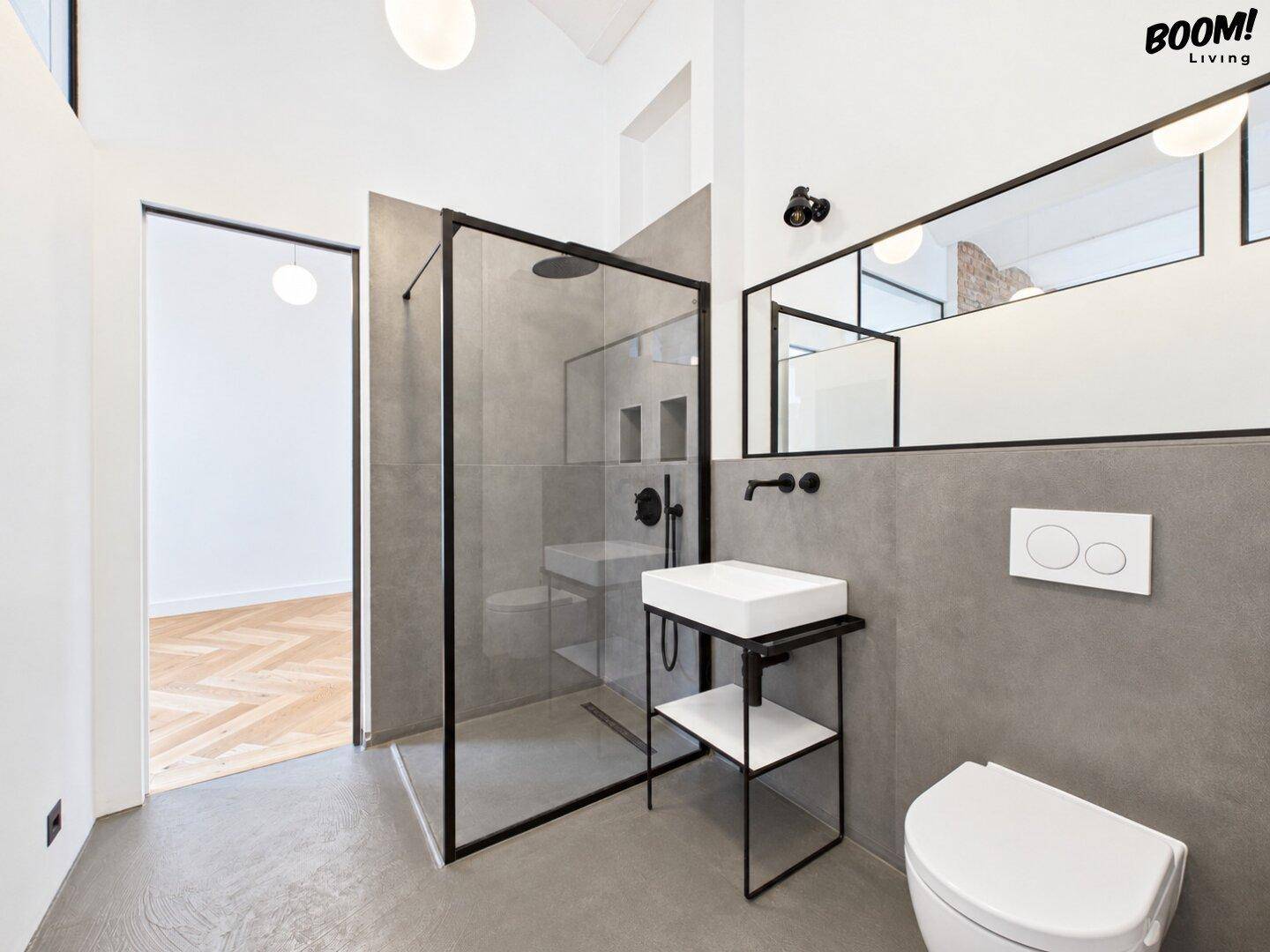 Modernes Badezimmer mit begehbarer Dusche, Wand-WC und minimalistischem Design.