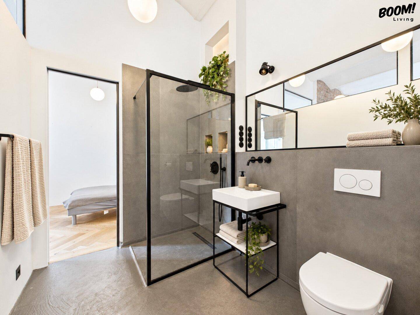 Modernes Badezimmer mit begehbarer Dusche, Wand-WC und minimalistischem Design.