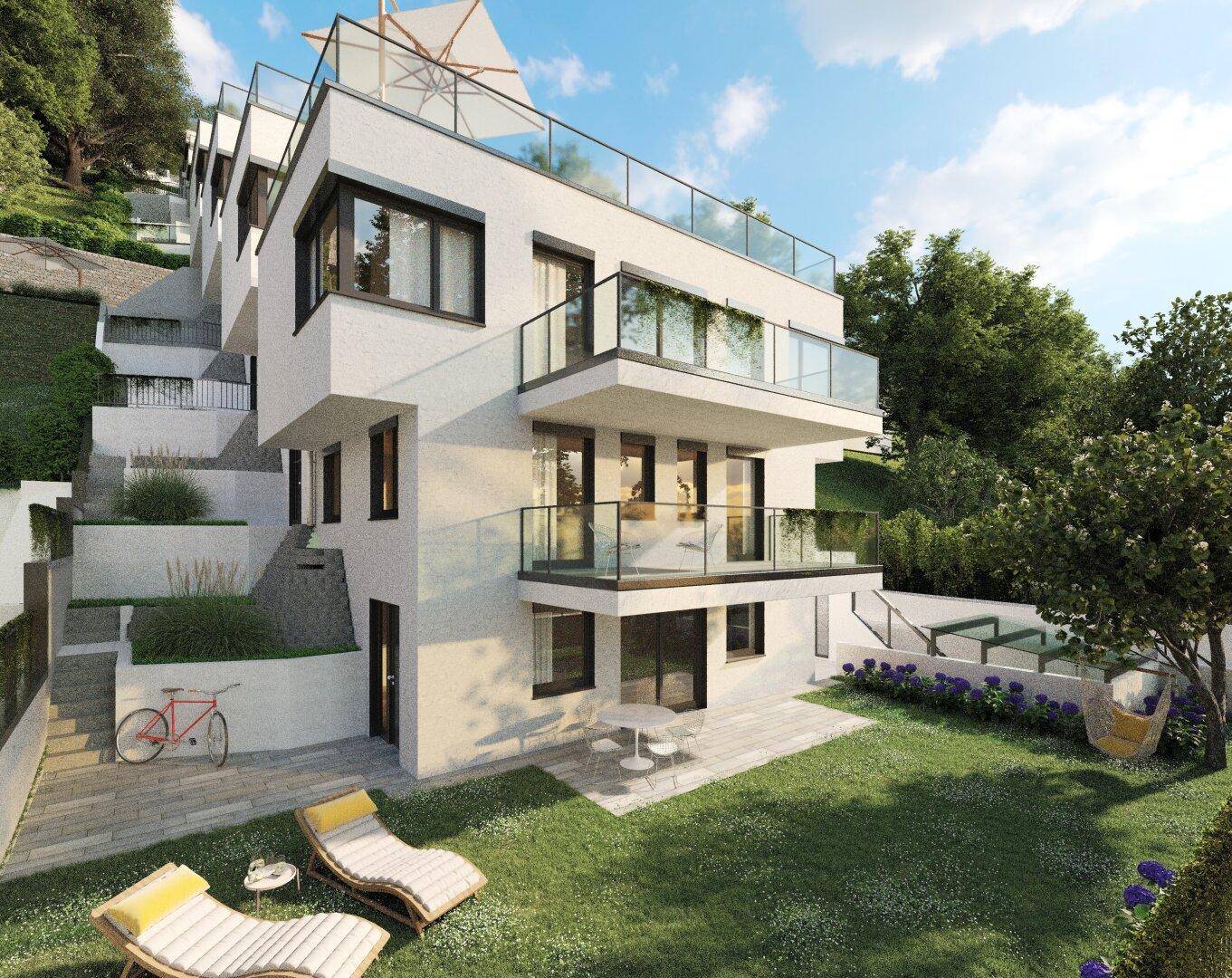 Moderne Terrassenwohnanlage mit privatem Gartenbereich und Liegestühlen in sonniger Hanglage.