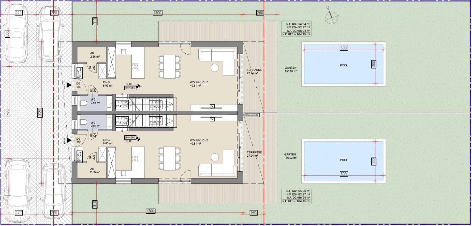 Grundriss des Erdgeschosses mit offenem Wohn-Essbereich, Terrasse, Garten und Pool für zwei Wohneinheiten.