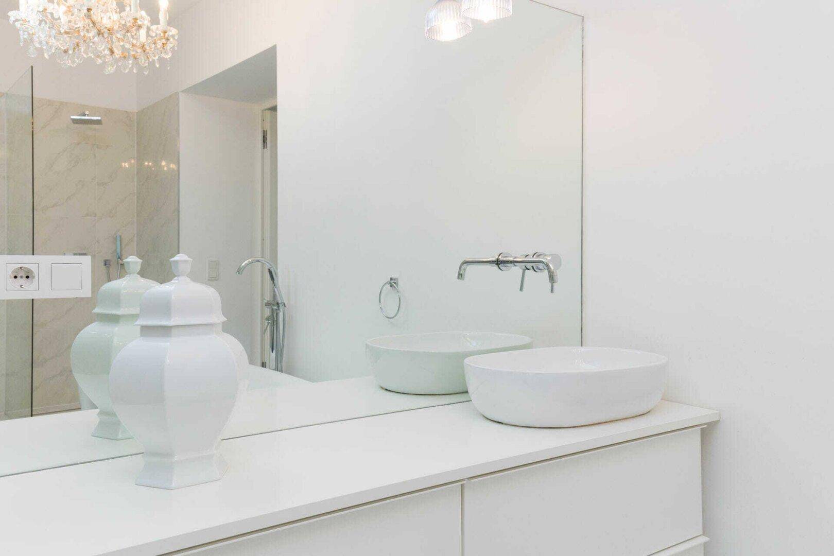 Modernes Badezimmer mit zwei Aufsatzwaschbecken und großem Spiegel über dem Waschtisch.
