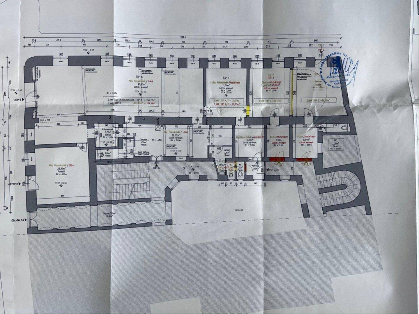 Detaillierter Grundrissplan einer Etage mit mehreren Räumen und Treppenhaus.