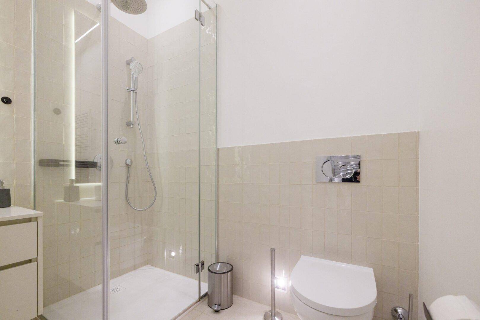Elegantes Badezimmer mit begehbarer Dusche und wandhängendem WC.