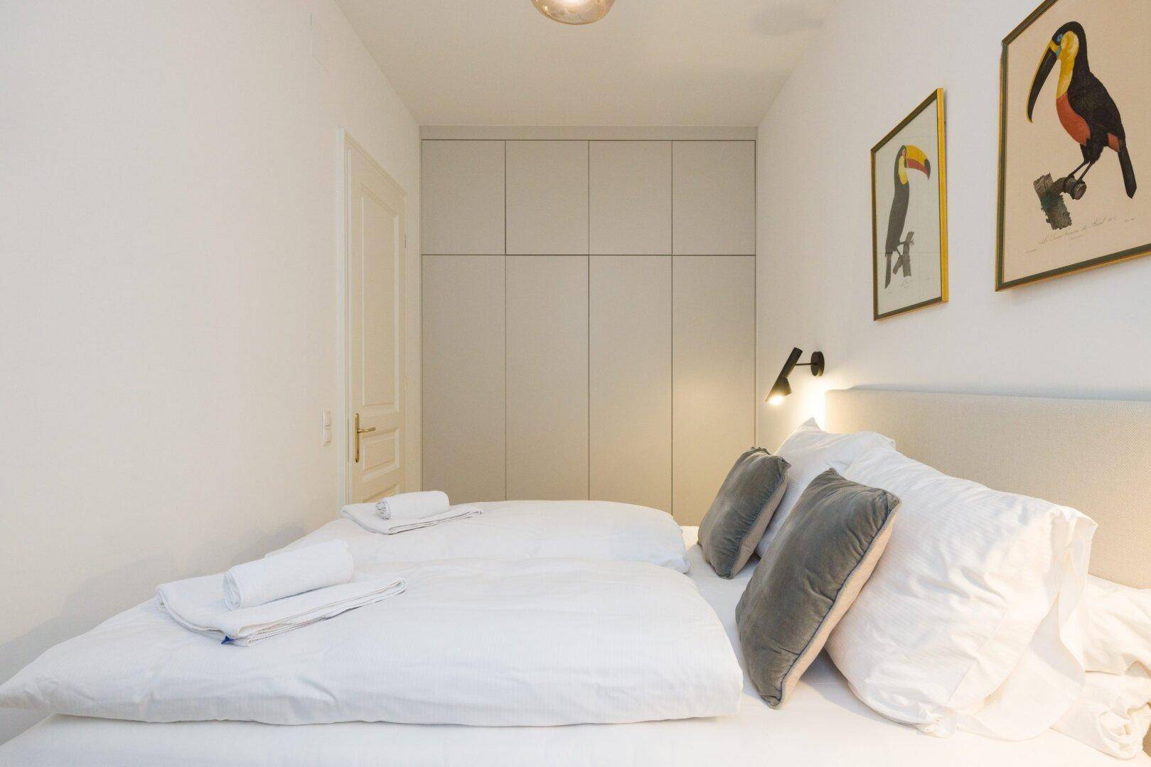 Komfortables Schlafzimmer mit Doppelbett und praktischen Einbauschränken.