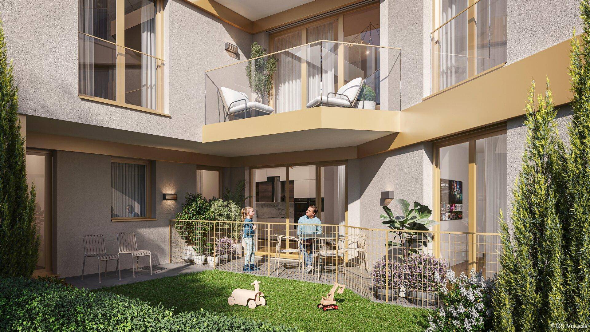 Grüner Gartenbereich mit Terrasse, Kinderspielzeug und darüberliegendem Balkon.