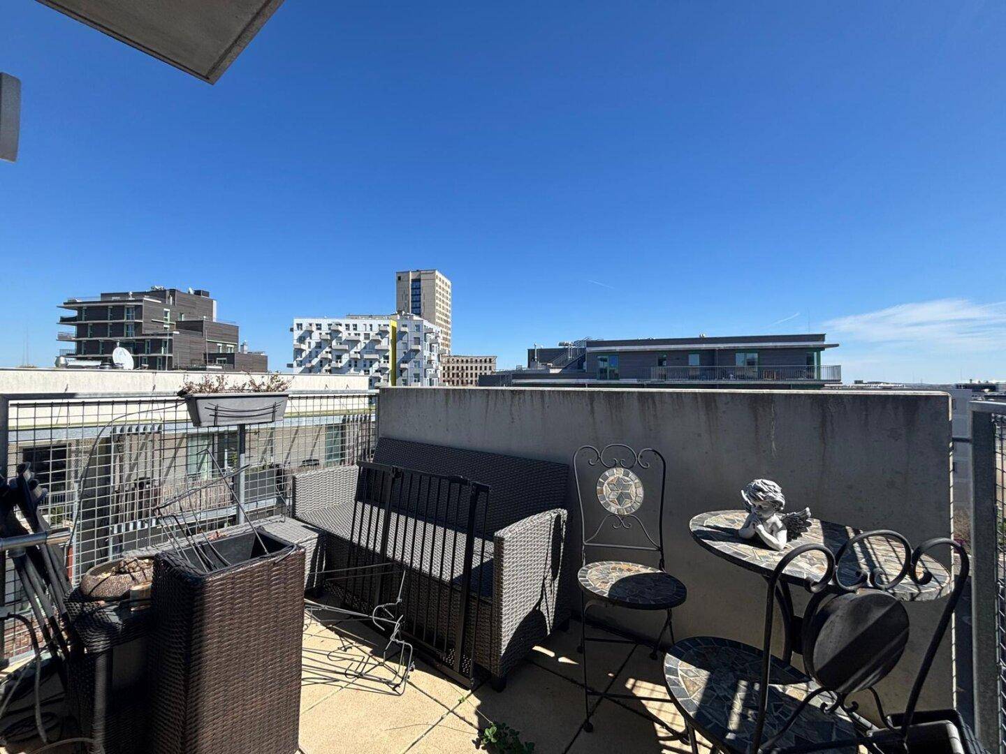 Geräumiger Balkon mit Stadtblick, bereit für individuelle Gestaltung und Entspannung.