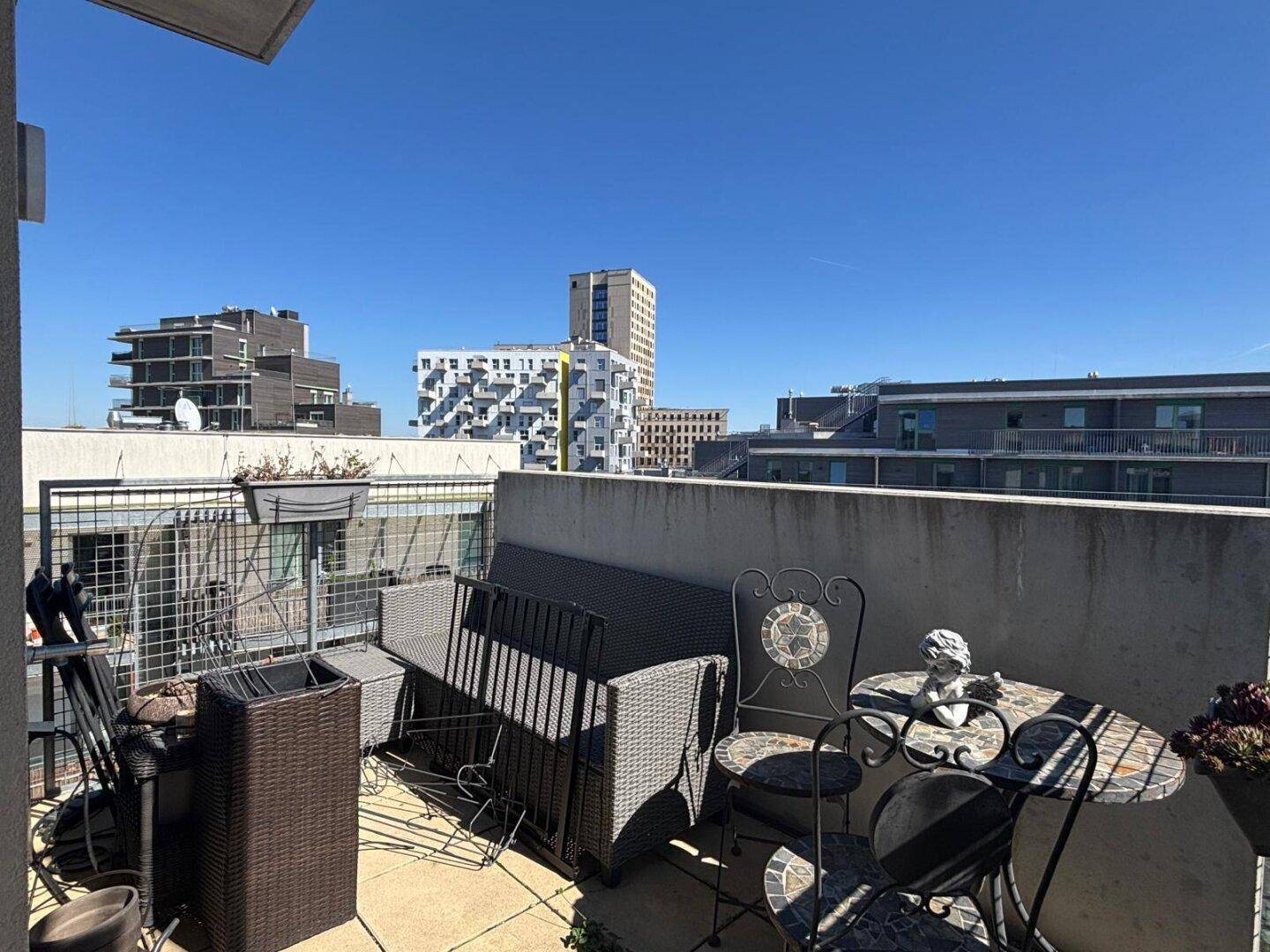 Geräumiger Balkon mit Stadtblick, ideal für Entspannung im Freien.