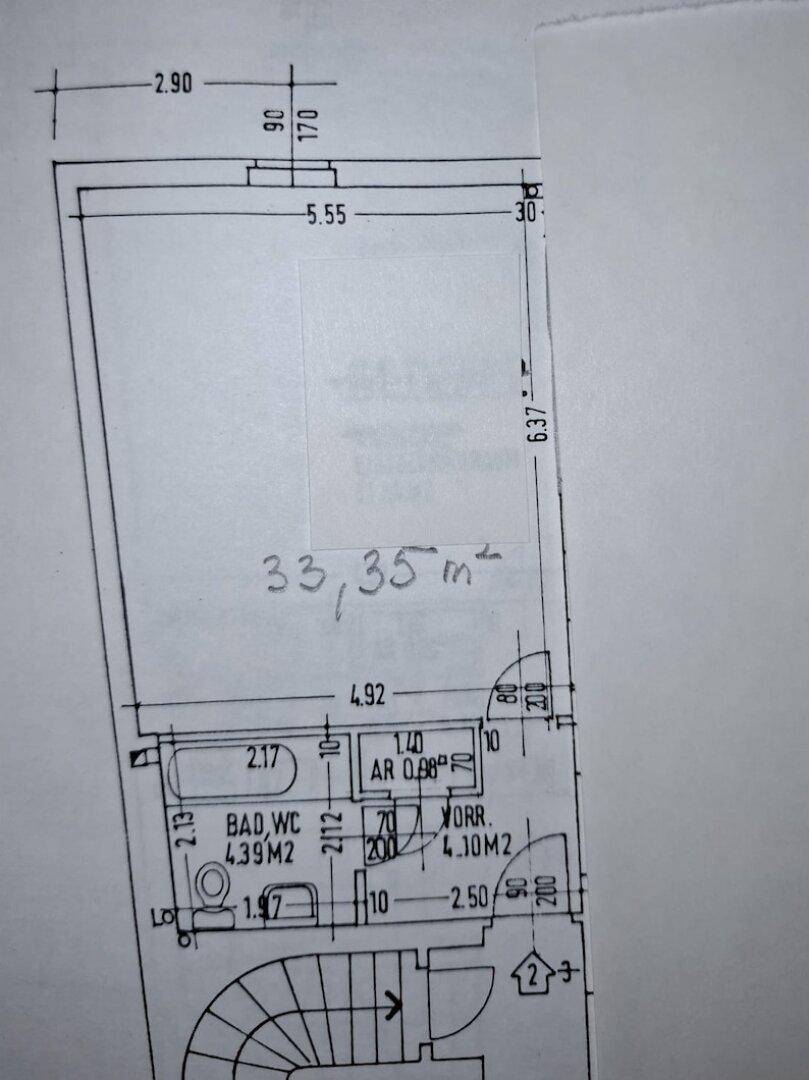 Grundriss zeigt ein Zimmer von 33,35 m² mit Bad, WC, Abstellraum und Flur, sowie Zugang zu einem Balkon.