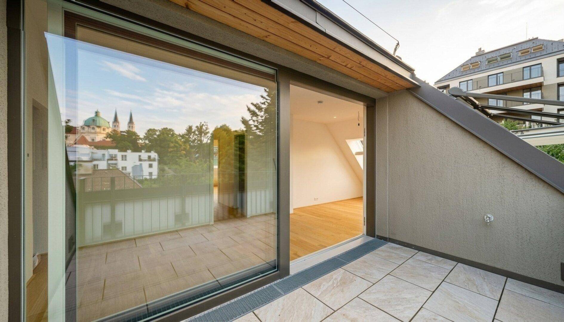 Große Terrasse mit Fliesenboden und weitem Blick über die Stadt und die umliegende Landschaft.