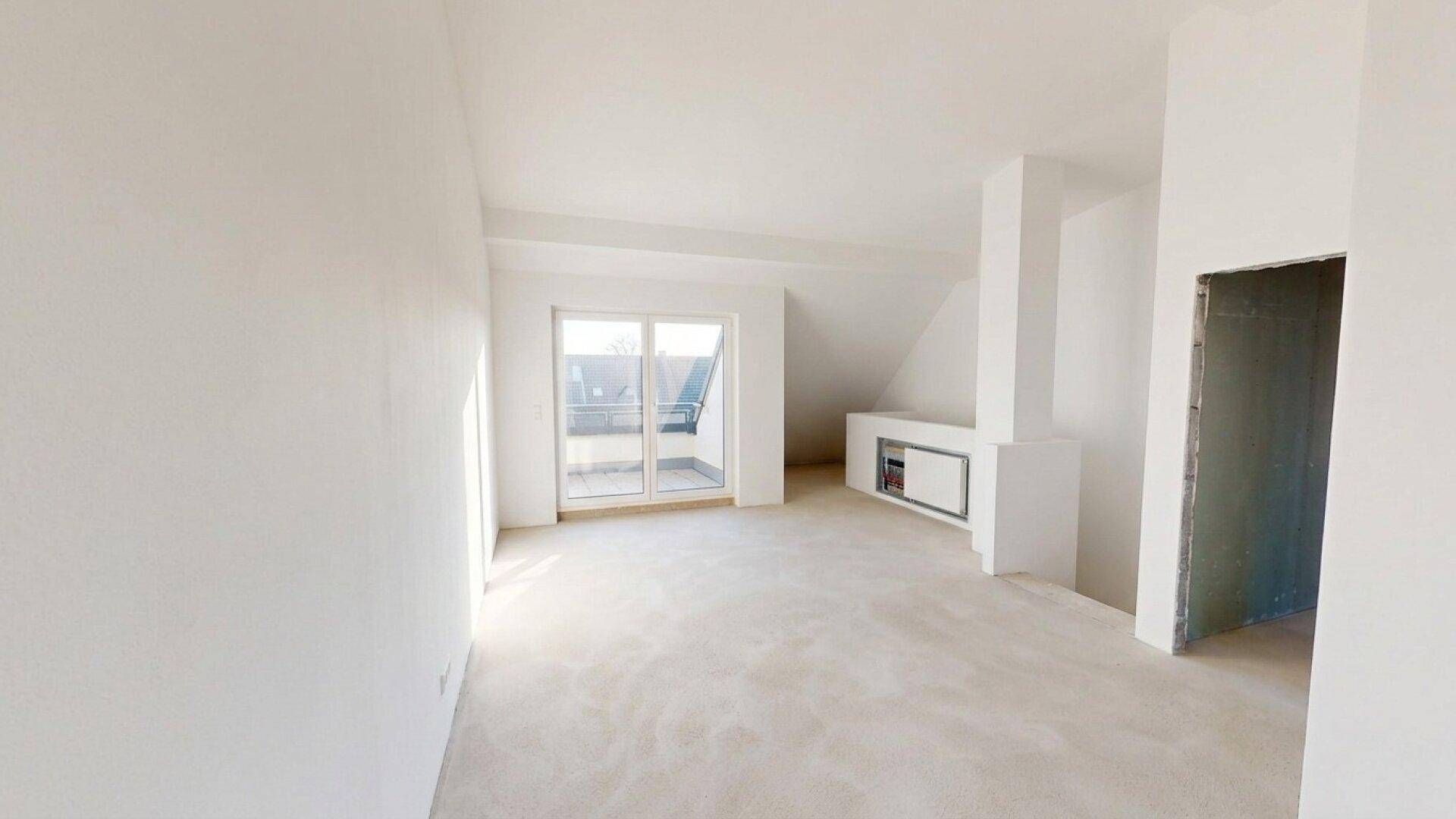 Geräumiger, unfertiger Wohnbereich im Dachgeschoss mit Zugang zu einem potenziellen Balkon.