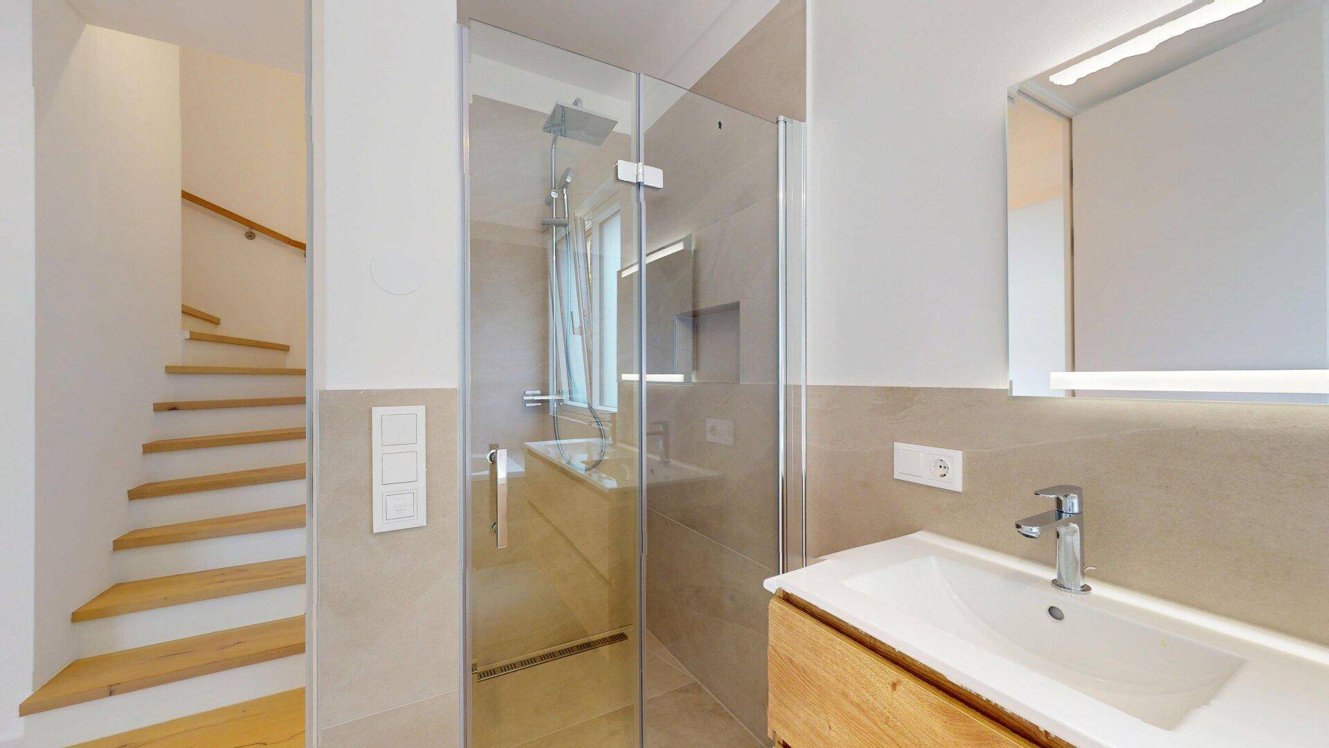 Modernes Badezimmer mit ebenerdiger Dusche, Einzelwaschbecken und Holzunterschrank.