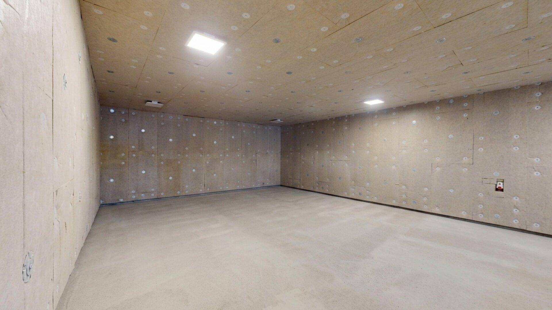 Großer Kellerraum mit Betonboden, ideal als Lager- oder Hobbyraum nutzbar.