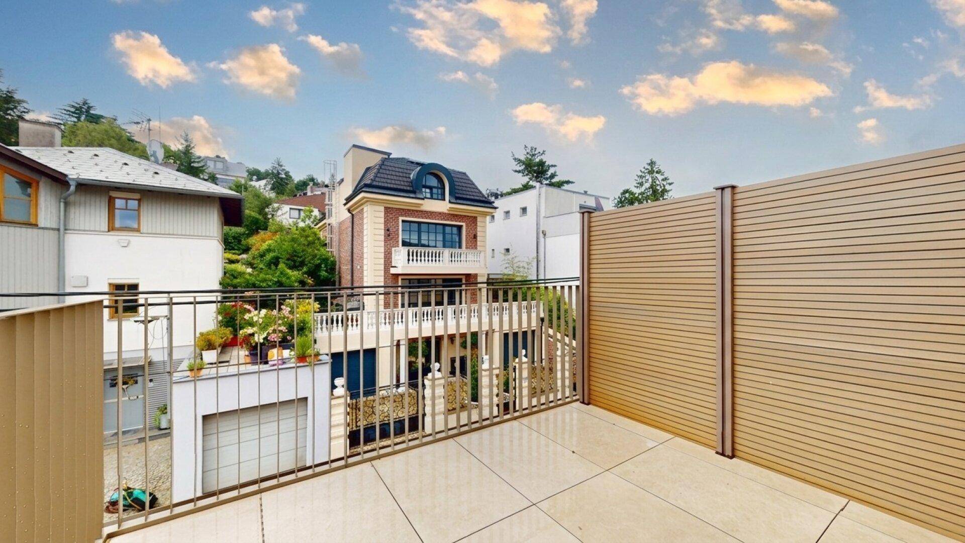 Große Terrasse mit modernem Geländer und Sichtschutz, bietet Platz für Entspannung im Freien.