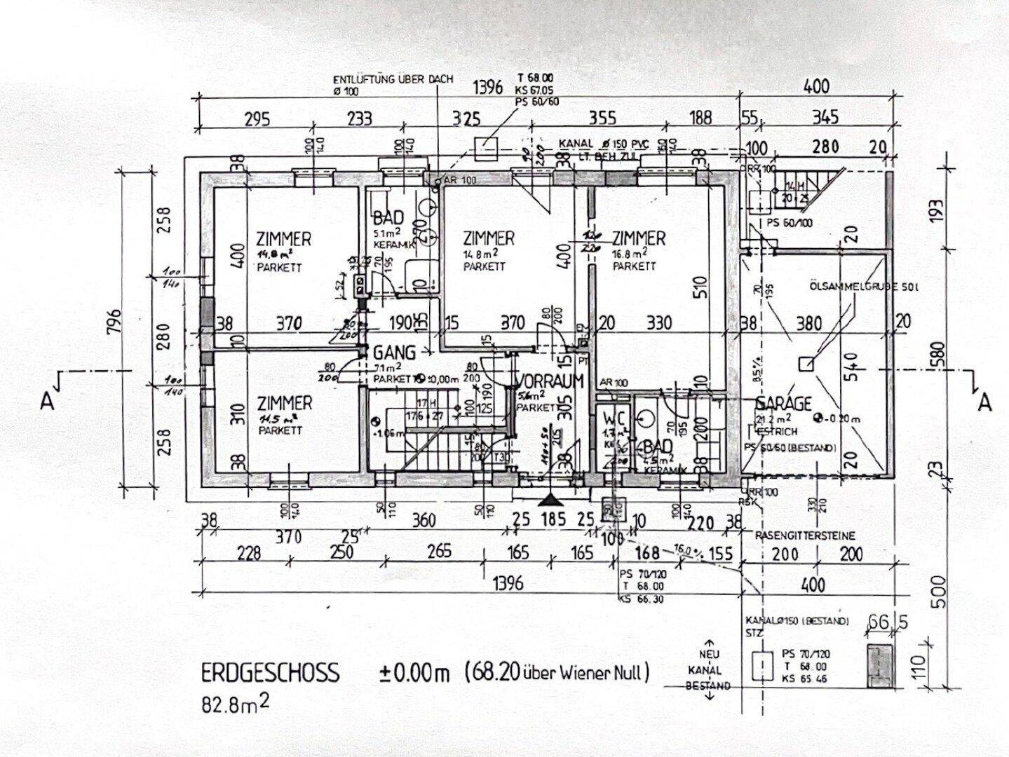 Grundriss des Erdgeschosses mit Zimmern, Bädern und Garage.