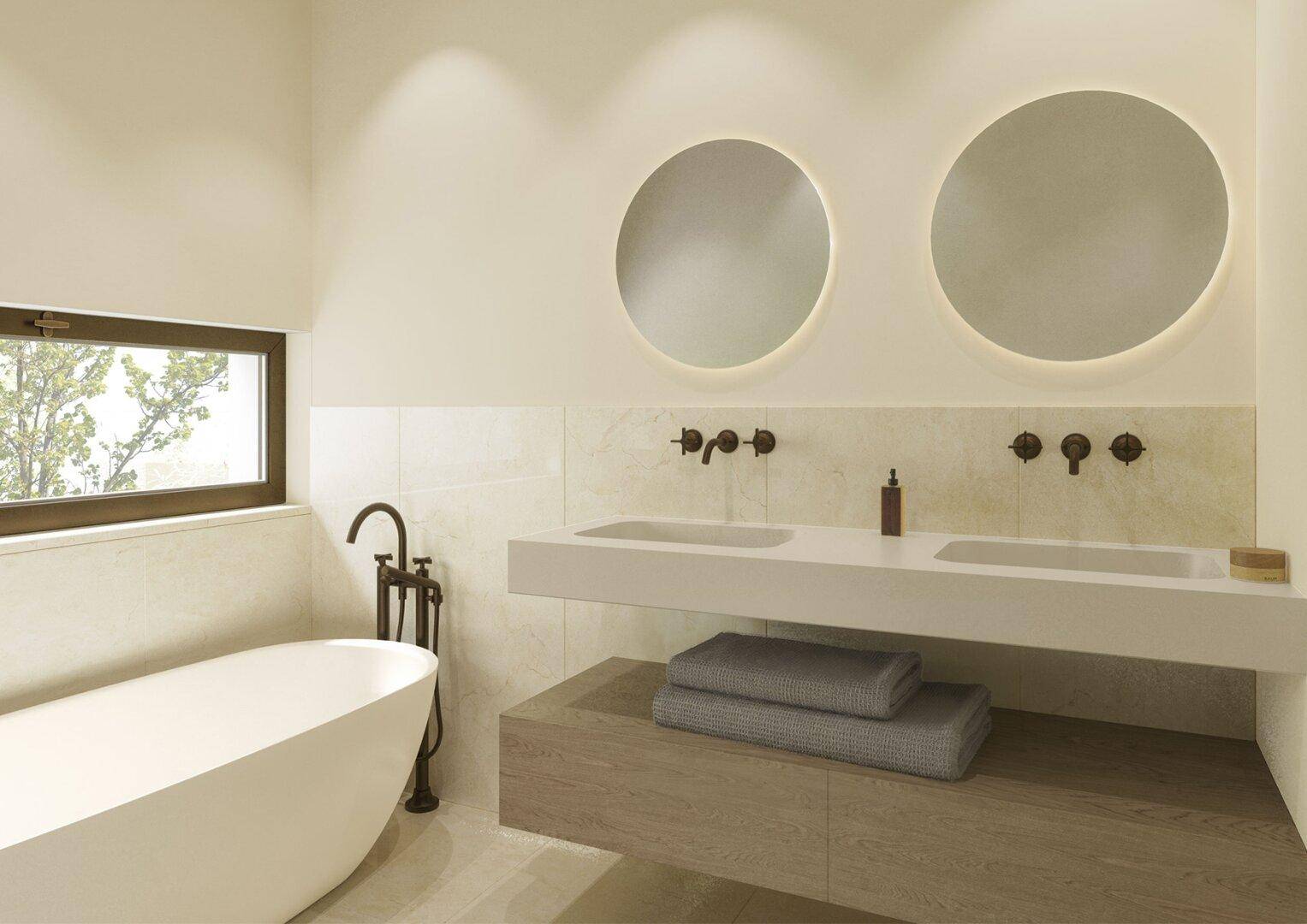 Helles Badezimmer mit freistehender Badewanne, Doppelwaschbecken und Fenster.