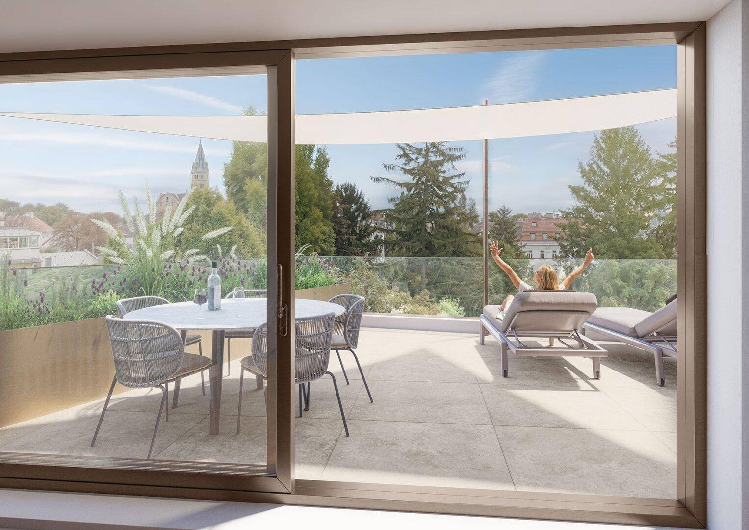 Geräumige Dachterrasse mit Essbereich, Liegestühlen und Panoramablick über die Stadt.