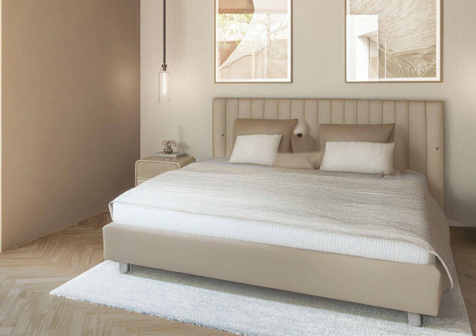 Elegantes Schlafzimmer mit großem Doppelbett, Nachttischen und weichem Teppich.