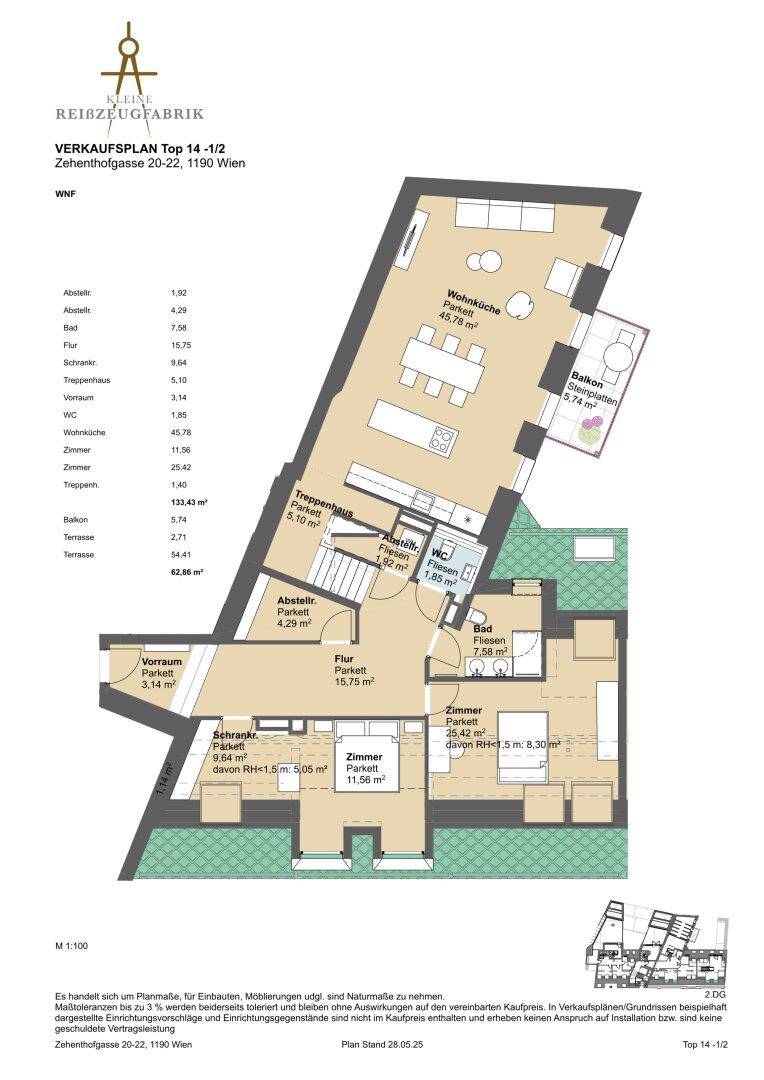Grundriss der unteren Ebene mit offenem Wohnbereich, zwei Schlafzimmern, zwei Bädern und Balkon.