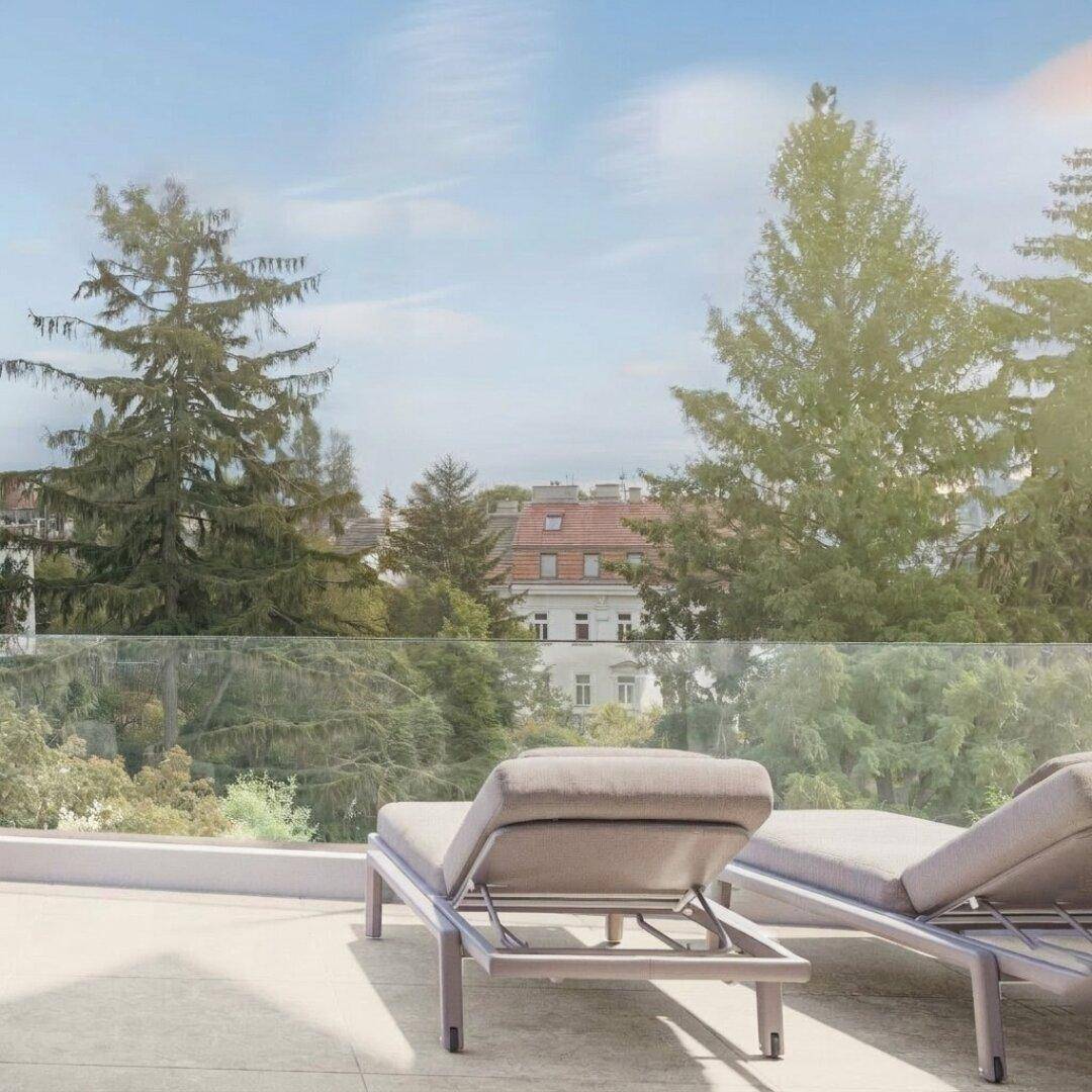 Sonnige Terrasse mit bequemen Liegestühlen und weitem Blick ins Grüne und auf die Umgebung.