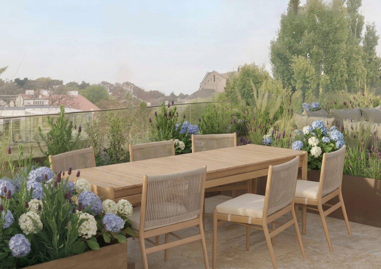 Große Dachterrasse mit Holztisch, Stühlen und üppiger Bepflanzung, ideal für Mahlzeiten im Freien.