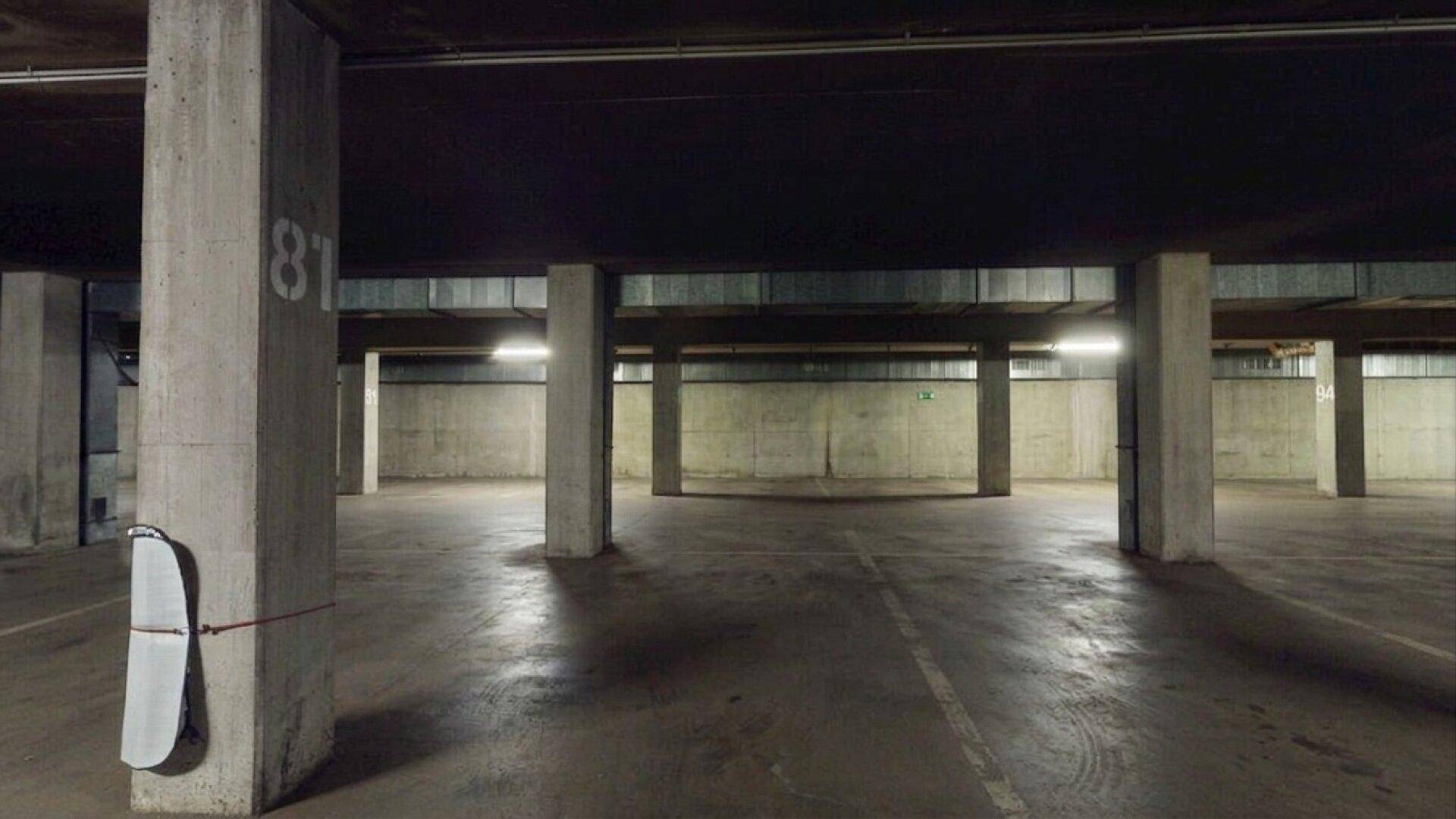 Tiefgarage mit Betonpfeilern und ausreichend Parkplätzen.