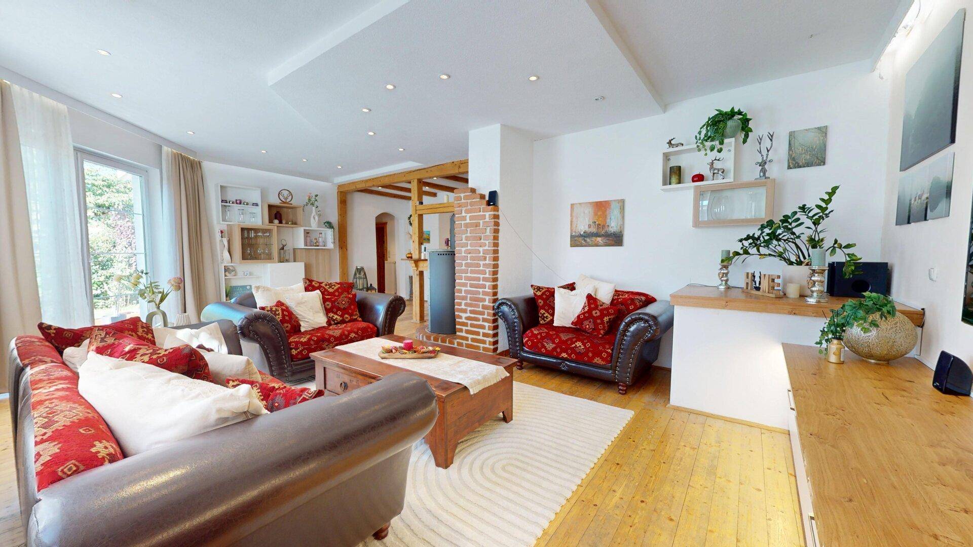 Einladendes Wohnzimmer mit bequemen Sofas, Holztisch und geschmackvoller Dekoration.