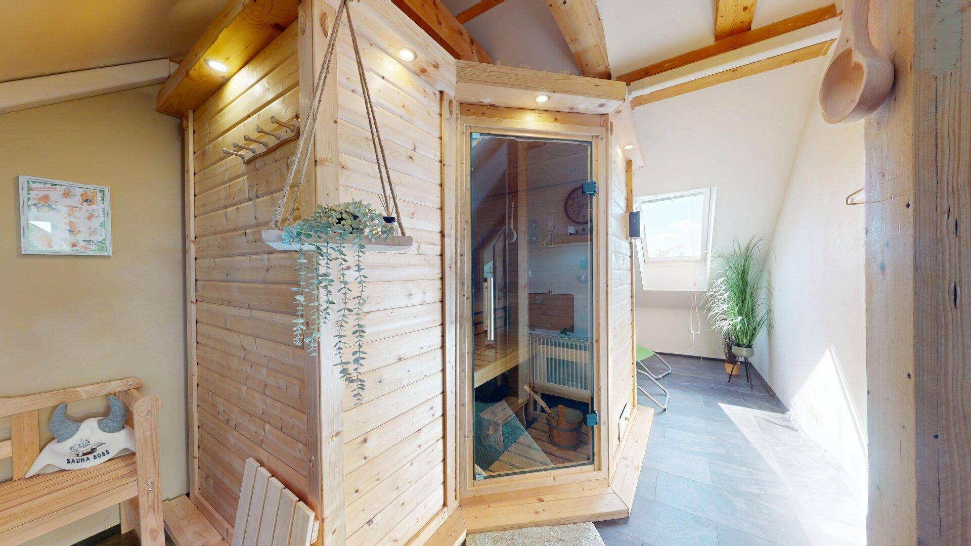 Gemütlicher Wellnessbereich mit Holzsauna und entspannender Atmosphäre im Dachgeschoss.