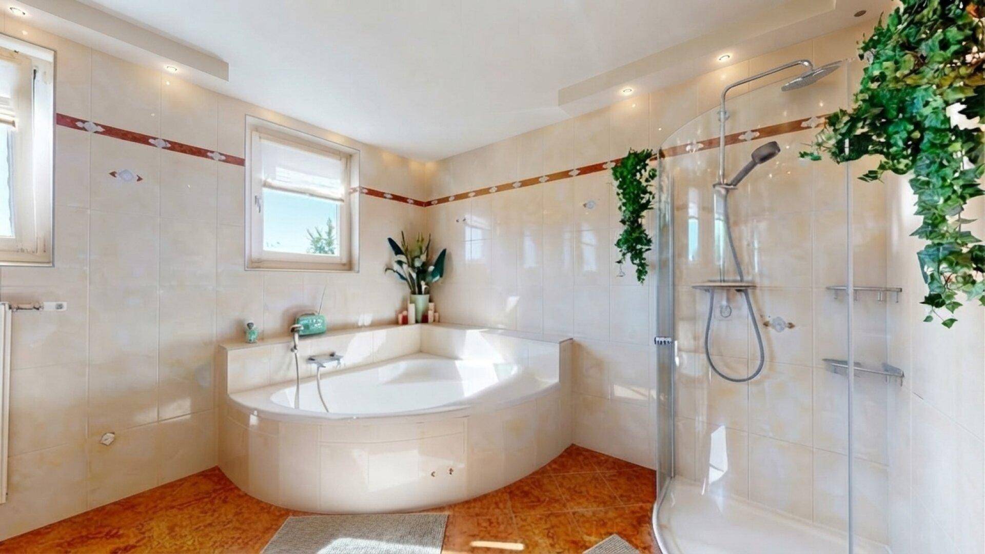 Modernes Badezimmer mit Eckbadewanne, Duschkabine und Fenstern für Tageslicht.